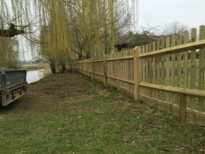 Round top picket fencing (1)